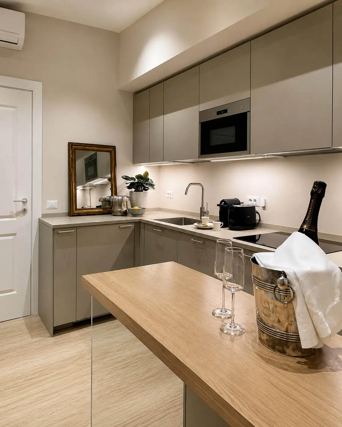 Cucina attrezzata di un appartamento Más Apartment Rome, con elettrodomestici e dotazioni complete