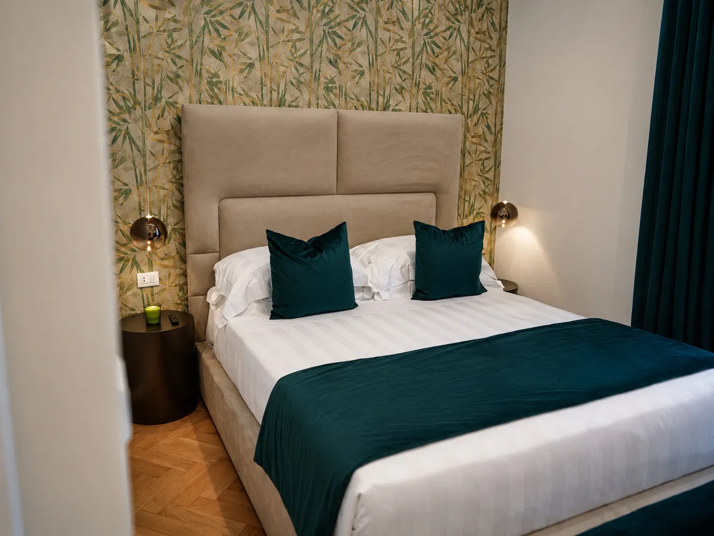 Letto king-size della camera Classic di Más Boutique Hotel Rome, con mobili artigianali made in Italy