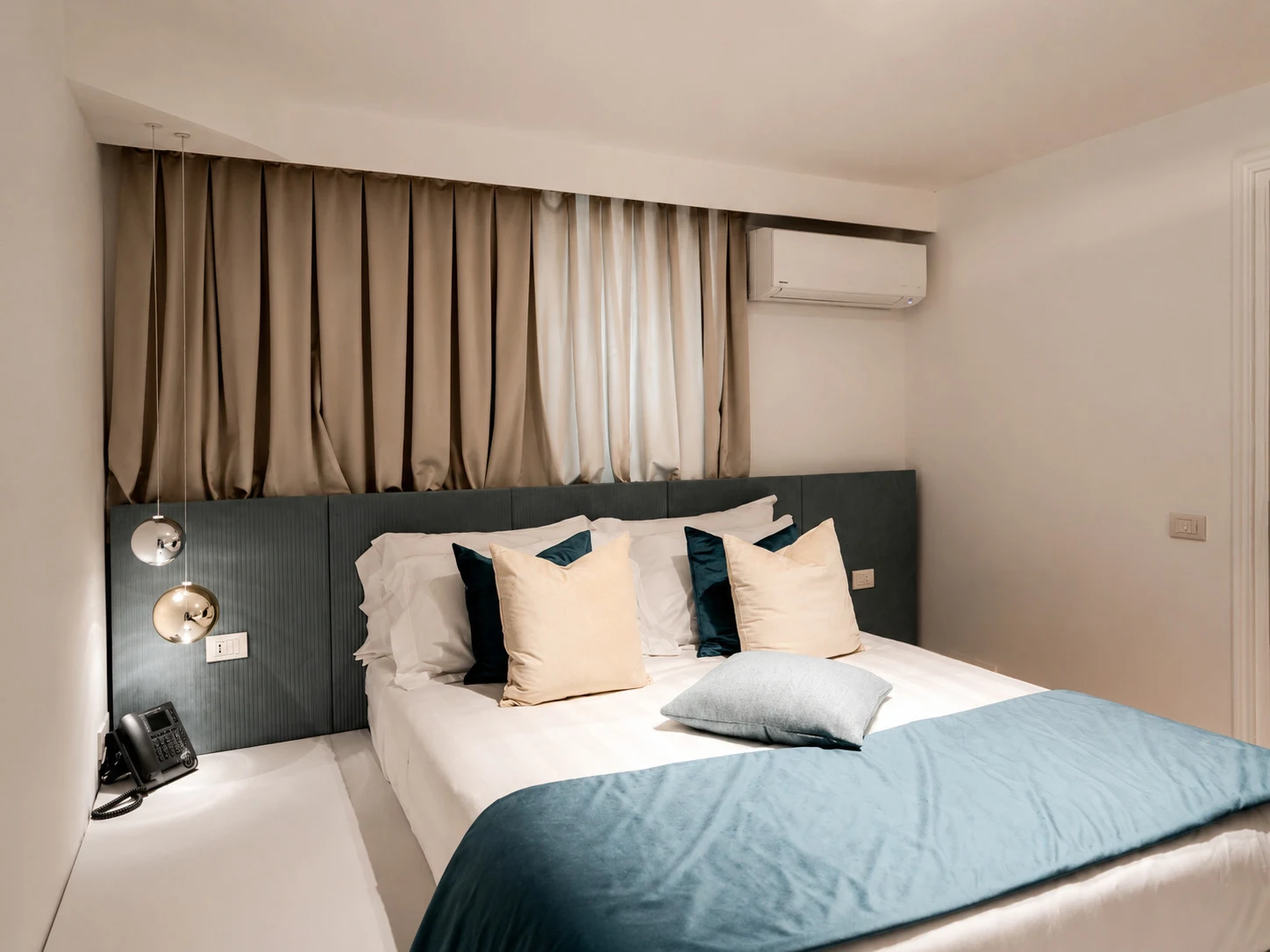 Letto king-size della camera Essential di Más Boutique Hotel Rome, soluzione intima nel centro di Roma