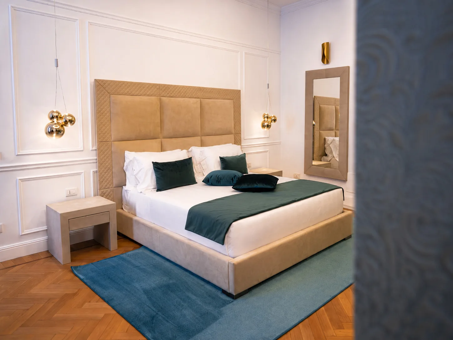 Letto king-size e divano letto nell'Executive Double Suite di Más Boutique Hotel Rome, configurabile per famiglie
