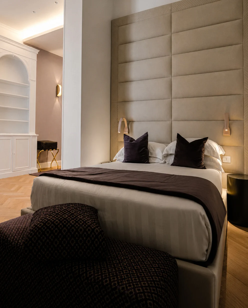 Letto king-size della Gran Suite di Más Boutique Hotel Rome, 50 metri quadri con balcone privato