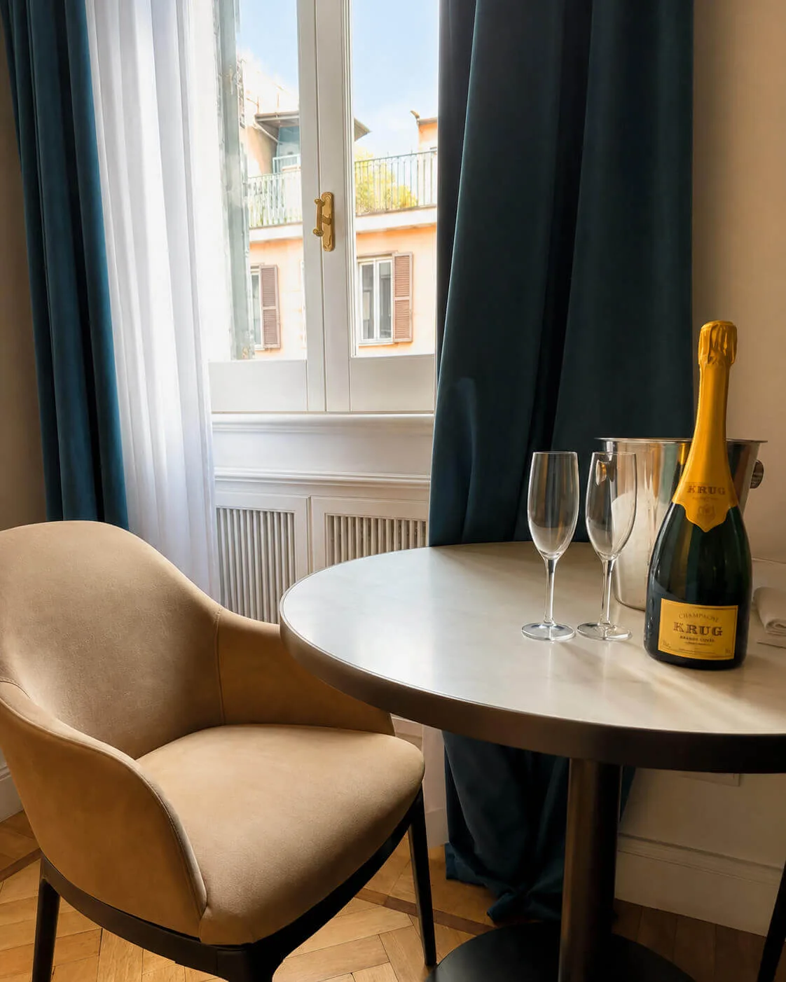 Finestra di una camera Más Boutique Hotel Rome al mattino, con luce naturale sulla città