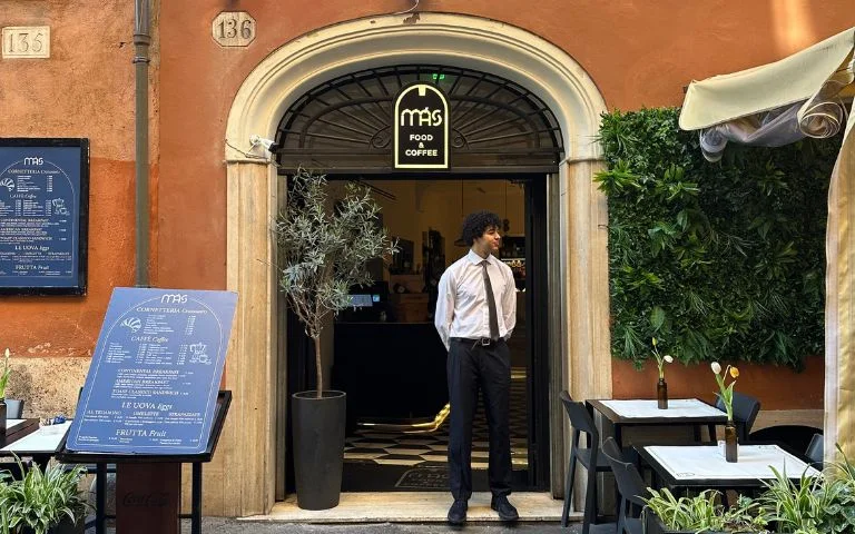 Sala interna di Más Italian Taste, il ristorante e cocktail bar a quattro minuti a piedi da Fontana di Trevi, in atmosfera serale