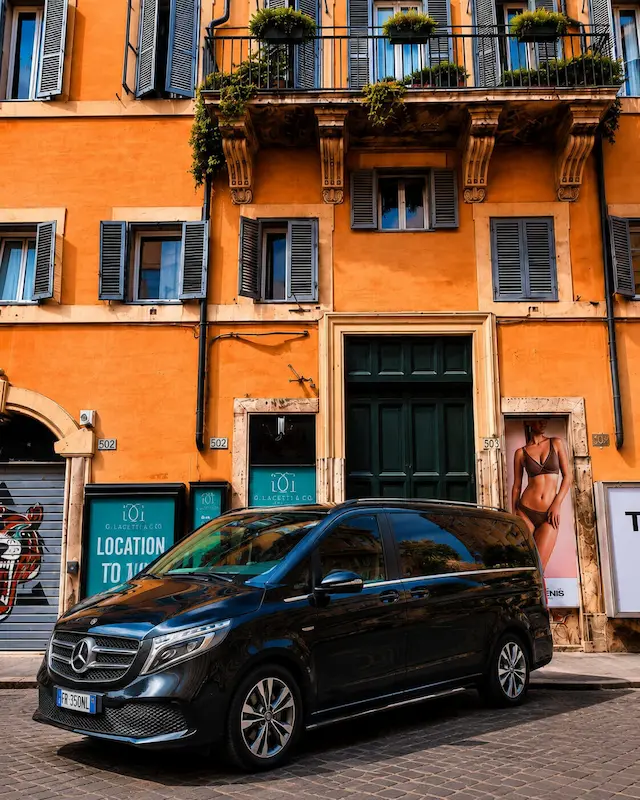 Transfer privato Mercedes di Más Boutique Hotel Rome, con autista in attesa all'arrivo